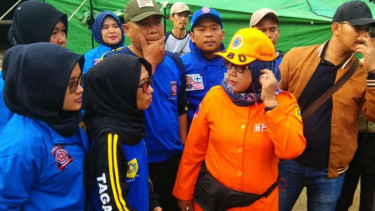 Bupati Bogor Ade Yasin di lokasi longsor di Kecamatan Sukajaya.