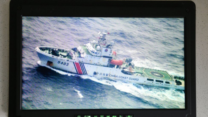 Pergerakan kapal Coast Guard China terlihat melalui layar yang tersambung kamera intai dari Pesawat Boeing 737 Intai Strategis AI-7301 Skadron Udara 5 Wing 5 TNI AU Lanud Sultan Hasanudin Makassar saat melakukan patroli udara di Laut Natuna, Sabtu (4/1).