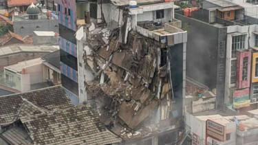 Gedung di kawasan Slipi, Jakarta Barat, roboh.