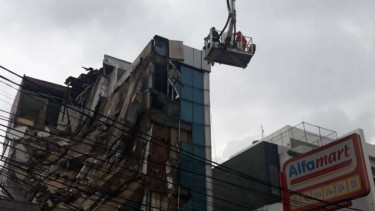 Petugas gunakan crane pantau gedung roboh di Slipi.