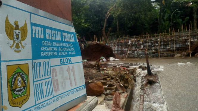 Tanggul jebol rendam perumahan di Citayam