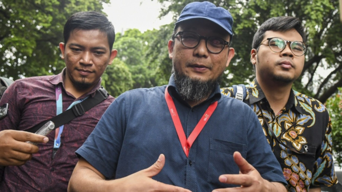 Eks penyidik senior KPK Novel Baswedan (tengah).