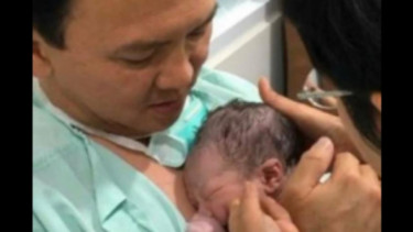 Basuki Tjahaja Purnama alias Ahok mengendong putranya