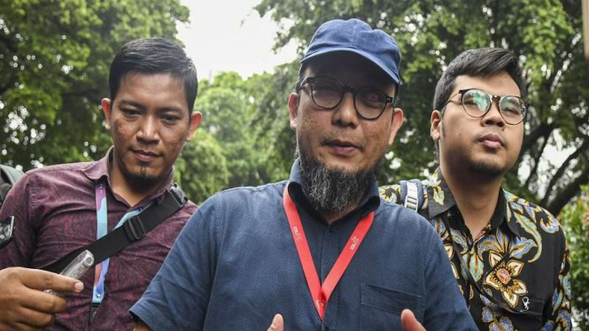 Penyidik Senior KPK Novel Baswedan (tengah) usai diperiksa di Polda Metro Jaya