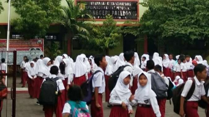 Atap ruang kelas di SDN Palebon 01 Kota Semarang, Jawa Tengah, roboh.