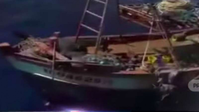  Kapal patroli Kementerian Kelautan dan Perikanan mengusir kapal nelayan berbendera Vietnam yang masuk wilayah Indonesia di perairan Natuna, Kepulauan Riau.