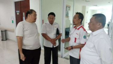 Perwakian Alfamart mengunjungi korban gedung roboh di Slipi. 