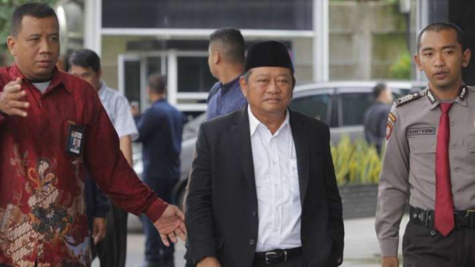 Bupati Sidoarjo Saiful Ilah (tengah) berjalan saat tiba di gedung KPK, Jakarta, Rabu (8/1/2020). Bupati Sidoarjo Saiful Ilah beserta beberapa orang lainnya terjaring operasi tangkap tangan KPK yang diduga terkait pengadaan barang dan jasa.