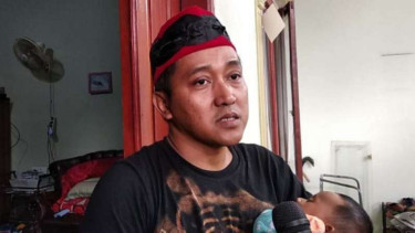 Suami almarhum Lina Jubaedah, Teddy.