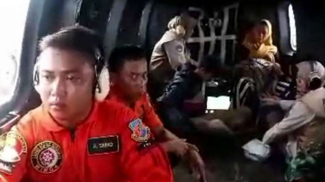 Aparat TNI Angkatan Udara dari Pangkalan Udara Atang Sendjaja mengevakuasi seorang ibu hamil yang mau melahirkan di Bogor, Jawa Barat.