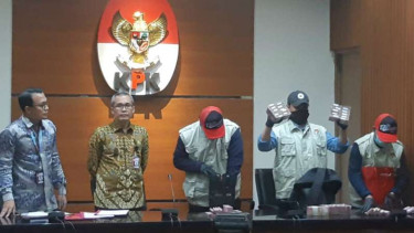 Wakil Ketua KPK Alexander Marwata berbicara tentang penangkapan Bupati Sidoarjo dalam konferensi pers di kantornya, Jakarta, Rabu, 8 Januari 2020.