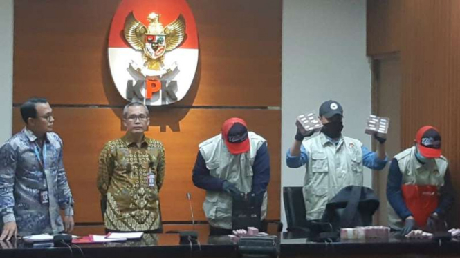 Wakil Ketua KPK Alexander Marwata berbicara tentang penangkapan Bupati Sidoarjo dalam konferensi pers di kantornya, Jakarta, Rabu, 8 Januari 2020.