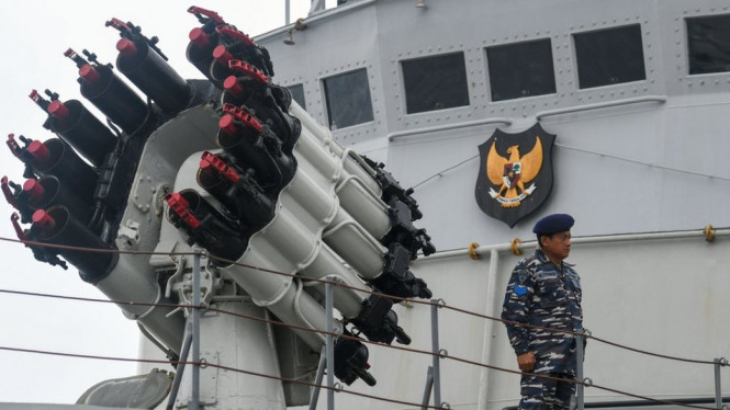 Prajurit TNI AL di atas KRI Tjiptadi-381 saat mengikuti upacara Operasi Siaga Tempur Laut Natuna 2020 di Pelabuhan Pangkalan TNI AL Ranai, Natuna, Kepulauan Riau, 3 Januari lalu. - Antara/M RISYAL HIDAYAT