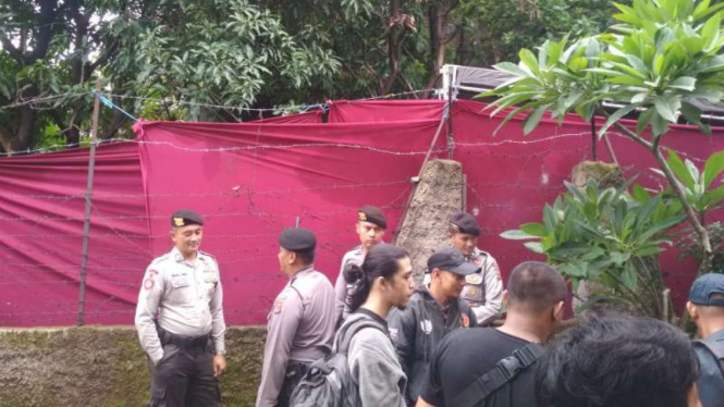 Pembongkaran makam Lina Jubaedah, ibu penyanyi Rizky Febian, di Bandung.