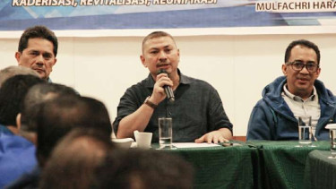 Salah satu calon ketua umum PAN, Mulfachri Harahap (tengah).