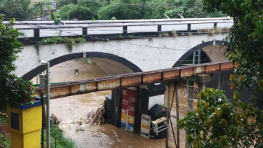 Pengamatan Ketinggian air di Kali Ciliwung, Pos Pantau Jembatan Panus, Depok, Jawa Barat, Kamis, 9 Januari 2020.