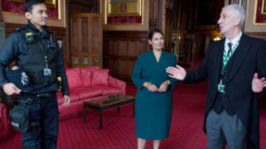 Habibi Syaaf (kiri) asal Indonesia saat bertemu Menteri Dalam Negeri Inggris Priti Patel (tengah) beberapa waktu lampau. Mendagri Priti Patel dalam pernyataan resmi di London 19 Februari 2020 mengumumkan perubahan kebijakan imigrasi Inggris.