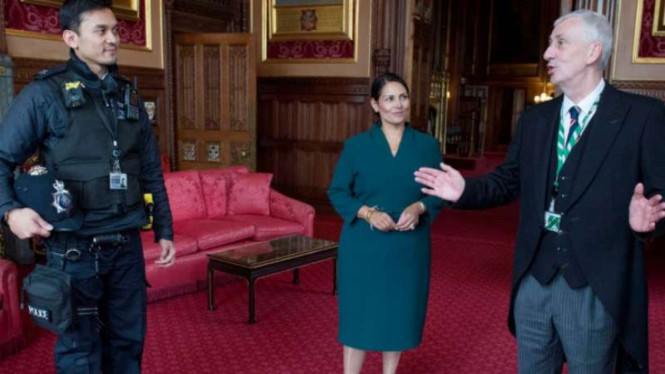 Habibi Syaaf (kiri) asal Indonesia saat bertemu Menteri Dalam Negeri Inggris Priti Patel (tengah) beberapa waktu lampau. Mendagri Priti Patel dalam pernyataan resmi di London 19 Februari 2020 mengumumkan perubahan kebijakan imigrasi Inggris.