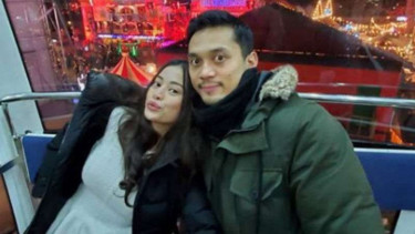 Habibi Syaaf dan istrinya Angie Yulia atau Angie 'Virgin'