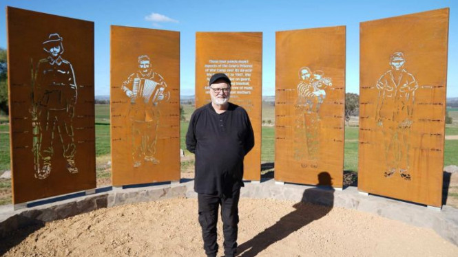 Seniman Australia Wayne Miles merancang monumen Pelarian Cowra yang salah satunya menampilkan gambar seorang ibu berkebaya dengan anaknya.