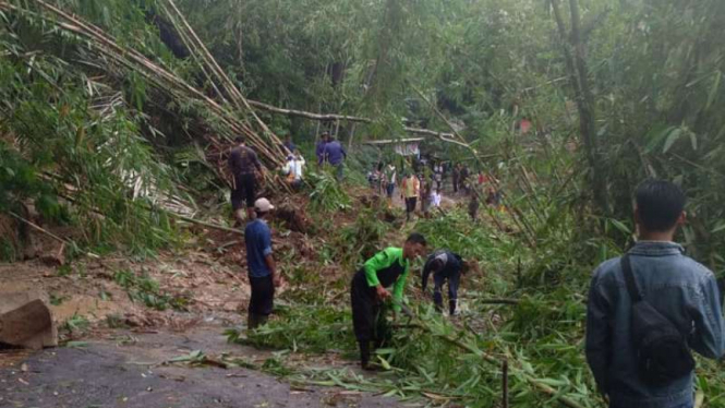 Longsor menimpa jalan penghubung di Garut, Jabar.