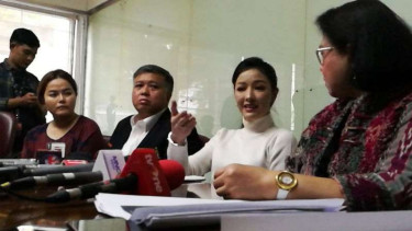 Pramugari Garuda Indonesia Siwi Widi bersama kuasa hukumnya Elza Syarief.