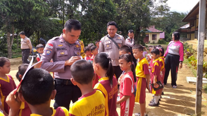 Polisi di perbatasan saat memberi wawasan kebangsaan bagi pelajar SD