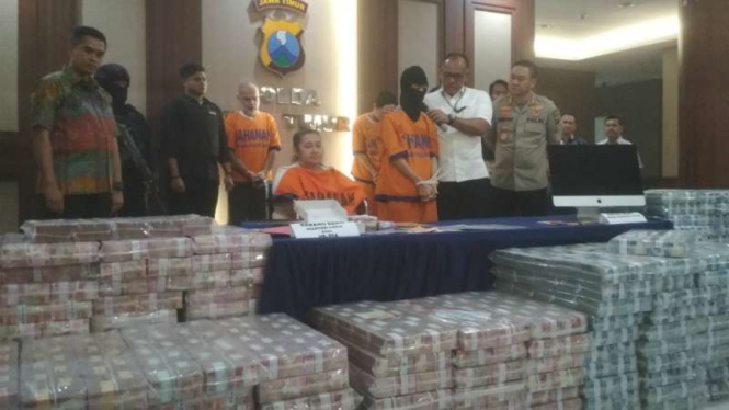 Kepala Polda Jawa Timur Irjen Pol Luki Hermawan membeberkan bukti uang Rp122 M dan tersangka investasi Memiles di Surabaya pada Jumat, 10 Januari 2020.