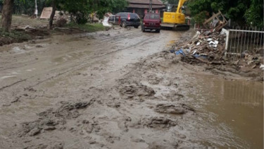 Lumpur genangi perumahan Bekasi