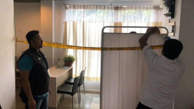 Polisi menyegel sebuah klinik berpraktik penyuntikan stem cell secara ilegal di kawasan Kemang, Jakarta Selatan, pada Sabtu, 11 Januari 2020.