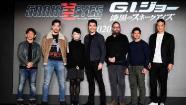 Iko Uwais dan para pemain film Snake Eyes.