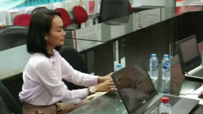 Penyanyi Eka Deli Mardiyana menjalani pemeriksaan dalam kasus bisnis investasi ilegal Memiles di Markas Polda Jatim di Surabaya pada Senin, 13 Januari 2020.