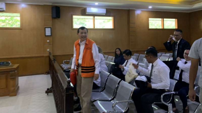 Sekda Pemprov Jawa Barat Iwa Karniwa, di PN Bandung, Jabar.