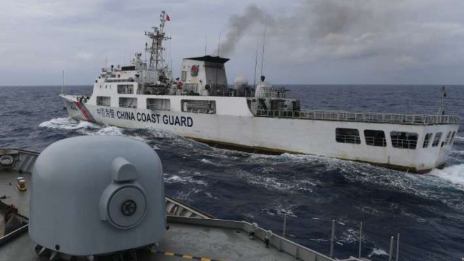 Kapal Coast Guard China-5302 memotong haluan KRI Usman Harun-359 pada jarak 60 yards (sekitar 55 meter) saat melaksanakan patroli mendekati kapal nelayan pukat China yang melakukan penangkapan ikan di ZEE Indonesia Utara Pulau Natuna, Sabtu (11/1/2020). 