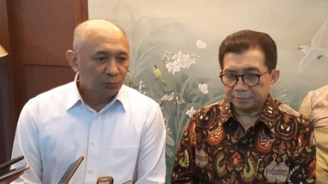 Menteri Koperasi dan UKM, Teten Masduki (kiri) dan Dubes Swiss, Muliaman D. Hadad