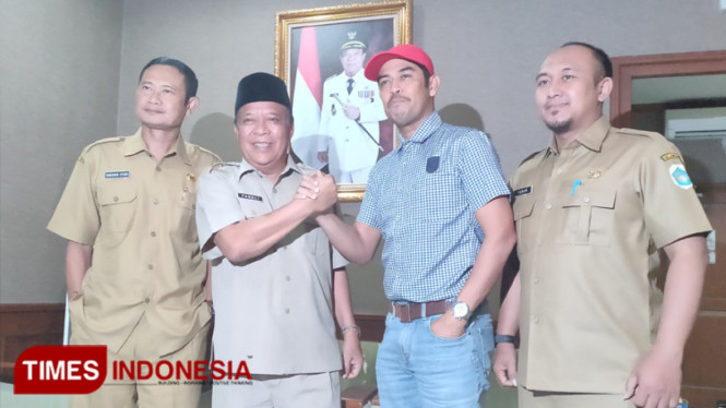 Bupati Lamongan Fadeli ditemani CEO Persela Yuhronur Efendi, Manajer tim Edy Yunan Achmadi, memperkenalkan kembali Pelatih Persela Nil Maizar, sebagai Pelatih Persela musim depan, di ruang kerja bupati, Senin, (13/1/2020). (Foto; Ardiyanto/TIMESIndonesia)