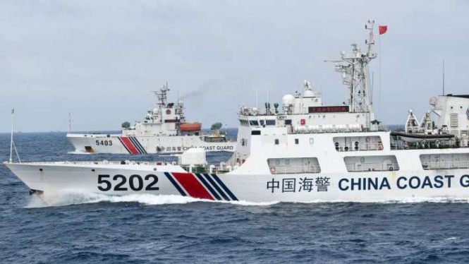 Kapal Coast Guard China membayangi KRI Usman Harun di Laut Natuna (11/1/2020)