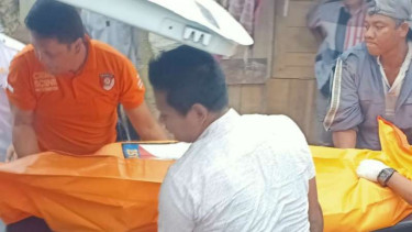 Polisi mengevakuasi jasad seorang pria lansia yang diduga korban pembunuhan oleh anak kandungnya di Kabupaten Tanah Datar, Sumatera Barat, Senin, 13 Januari 2020.