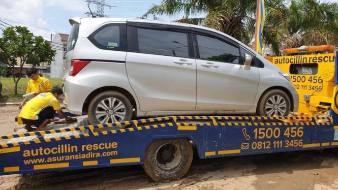 Ilustrasi towing asuransi mobil