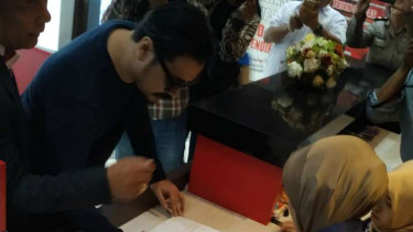 Penyanyi Marcello Tahitoe alias Ello sesaat sebelum diperiksa sebagai saksi dalam kasus investasi ilegal Memiles di Markas Polda Jatim di Surabaya pada Selasa, 14 Januari 2020.