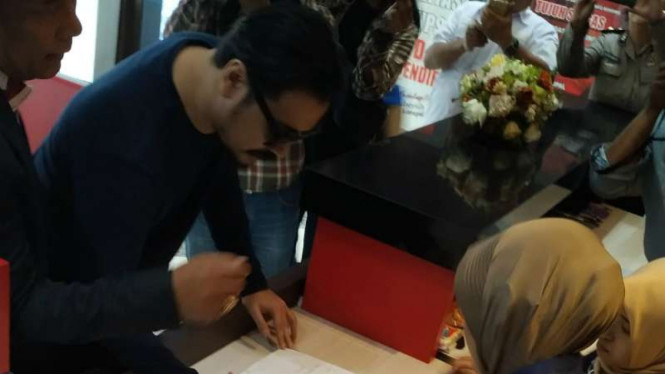 Penyanyi Marcello Tahitoe alias Ello sesaat sebelum diperiksa sebagai saksi dalam kasus investasi ilegal Memiles di Markas Polda Jatim di Surabaya pada Selasa, 14 Januari 2020.