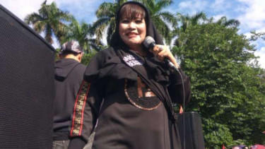 Politisi PDIP, Dewi Tanjung.