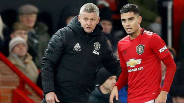 Gelandang Manchester United, Andreas Pereira (kanan)