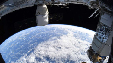 Penampakan bumi yang bulat saat dilihat dari ISS