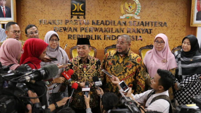Dokumen elite PKS bersama Ketua Fraksi PKS di DPR Jazuli Juwaini (tengah)