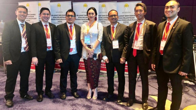Aura Kasih (tengah)