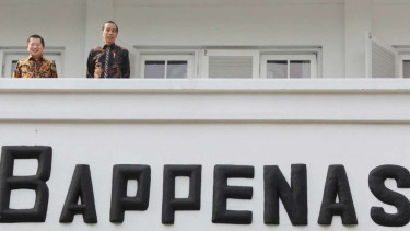 Presiden Jokowi dan Kepala Bappenas di beranda Gedung Bappenas.