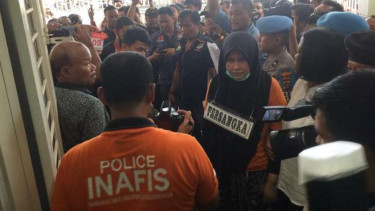 Istri almarhum hakim Jamaluddin, Zuraidah Hanum, saat melakukan rekonstruksi.