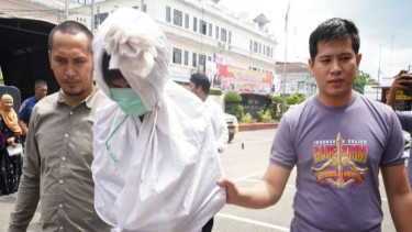 Nge-prank jadi pocong, remaja di Gowa, Sulawesi Selatan, dibekuk polisi.