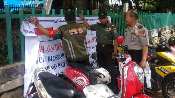 Polisi dan Babinsa TNI-AD tertibkan spanduk bernada SARA yang dibuat Ormas GOIB.
